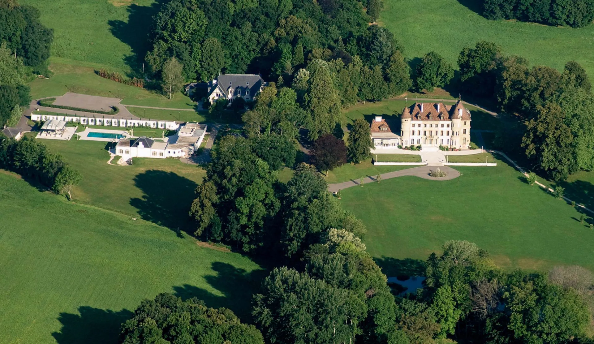 Vue aérienne du Domaine de Crassy au coucher du soleil